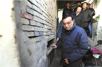 昨天，李克強看望包頭北梁棚戶區(qū)居民。新華社發(fā)