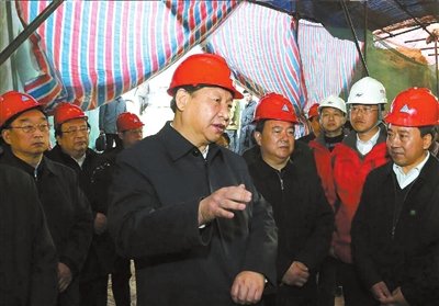 昨天，習近平在甘肅東鄉(xiāng)察看滑坡重建現(xiàn)場。新華社發(fā)